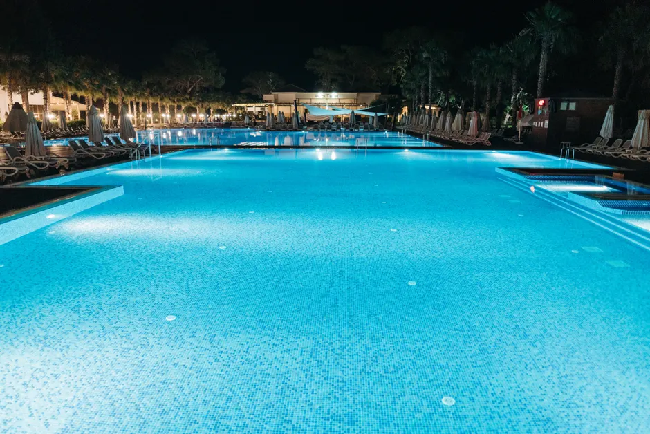 Pool Im Garten Abend Beleuchtet Foto 67e4