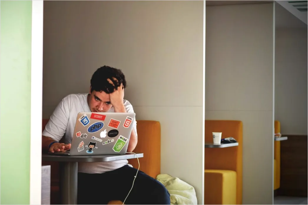 Pruefung Angst Stress Student Haelt Kopf Foto 40ab