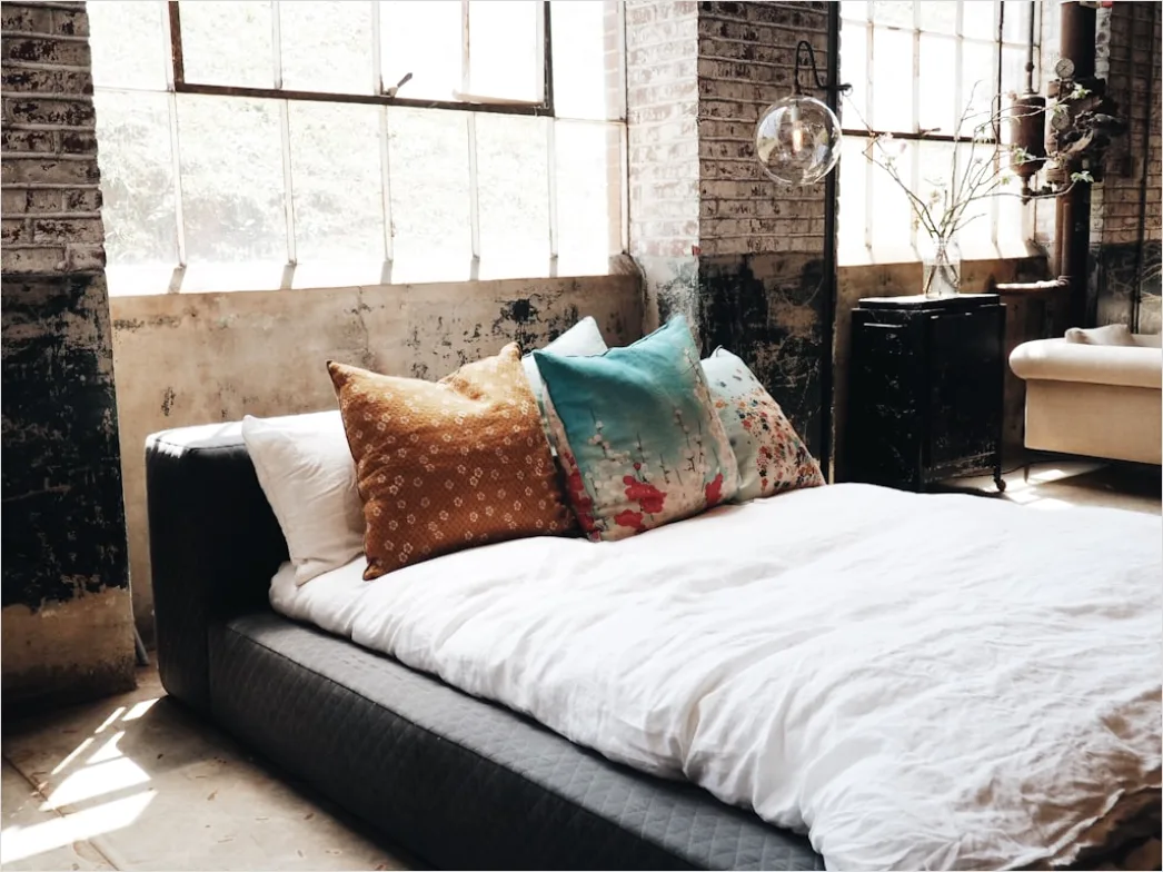 Schlafzimmer Mit Bettueberwurf Und Kissen Layering Foto 4e21