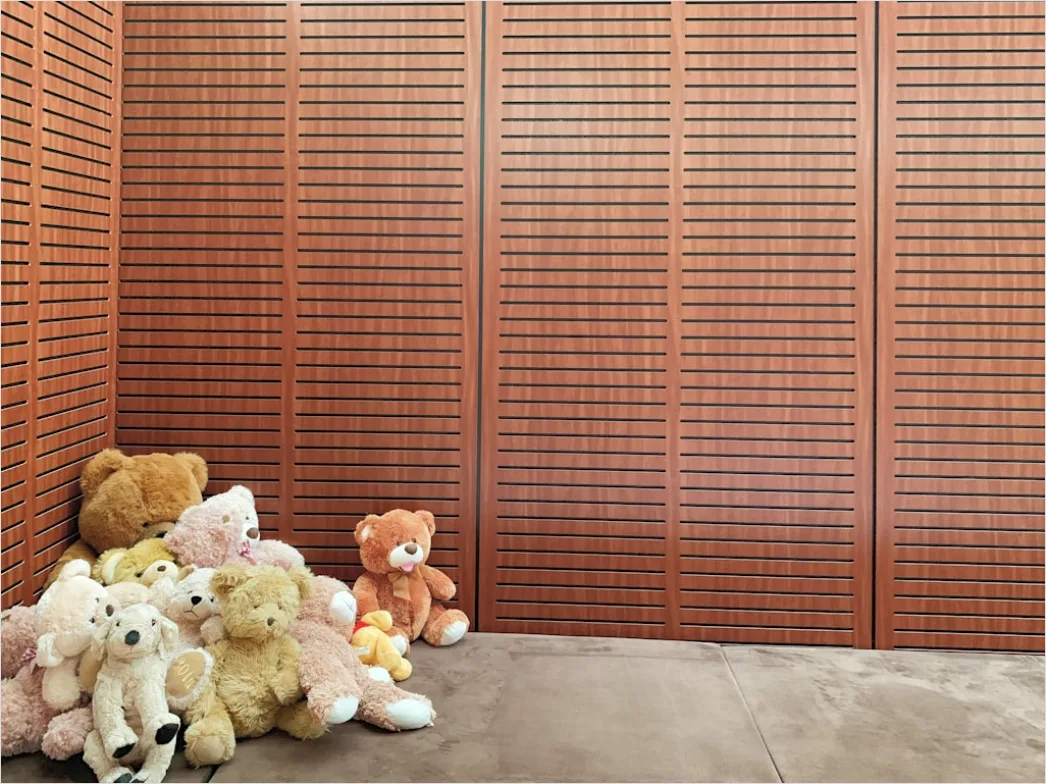 Schlafzimmer Mit Wandpaneelen Holz Lamellen Foto B1ad