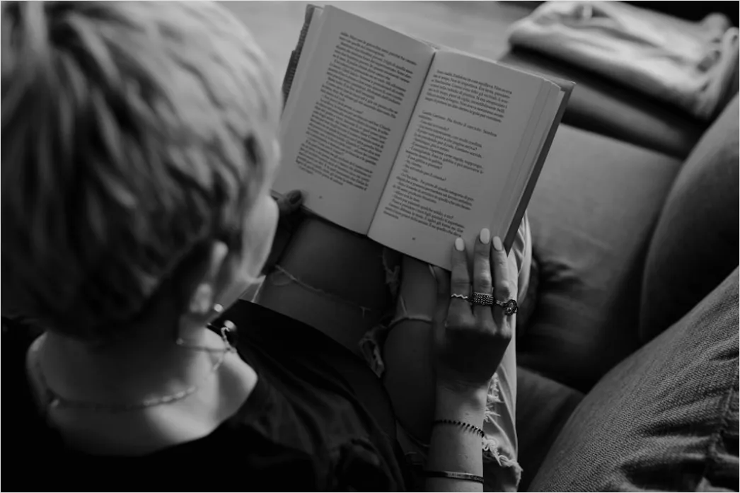 Detail Schüler Liest Schulbuch Auf Sofa Gemütlich Foto Number 8