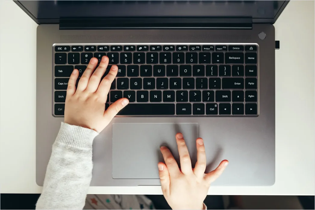 Schueler Tippt Aufsatz Am Laptop Bildschirm Nahaufnahme Foto Fb24