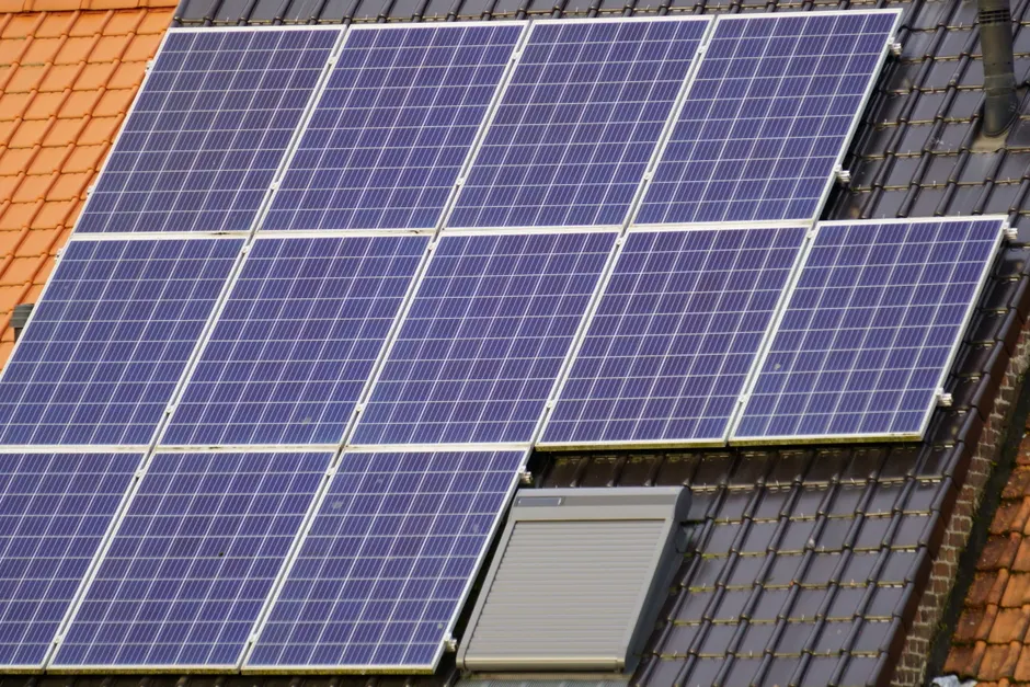Detail Solarpanel Auf Dach Einfamilienhaus Foto Number 3