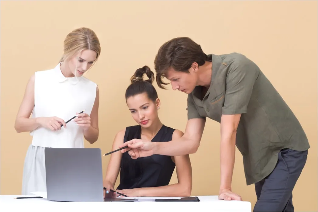 Student Bereitet Praesentation Vor Laptop Und Notizen Foto F6b2