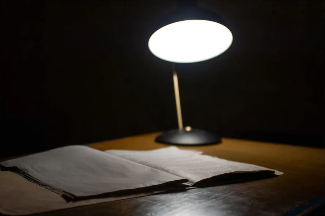 Student Lernt Nachts Mit Schreibtischlampe Foto Dcb3