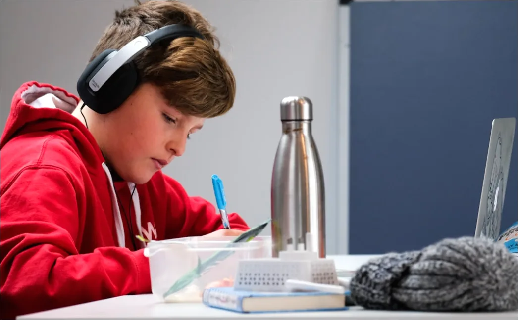 Studentin Lernt Mit Online Quiz Und Timer Foto 8766