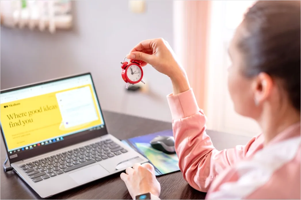 Studentin Lernt Mit Online Quiz Und Timer Foto 8766