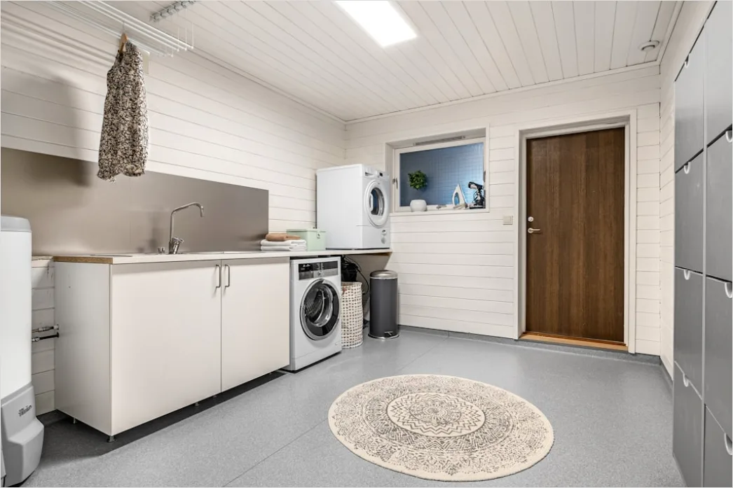 Utility Room Mit Stauraum Deckenhoch Foto 2ff8