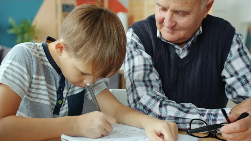 Vater Erklaert Bruchrechnung Mit Papier Und Stift Foto 4a42