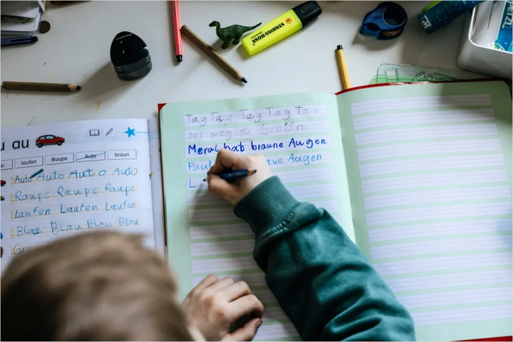 Vorschulkind Schreibt Ersten Namen Auf Papier Foto C247