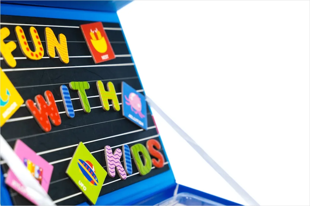 Vorschulkinder Lernen Buchstaben Mit Magnettafel Foto 616c