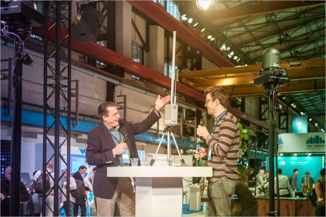 Wissenschaftsmesse Schueler Praesentieren Experiment Stand Foto 5aca