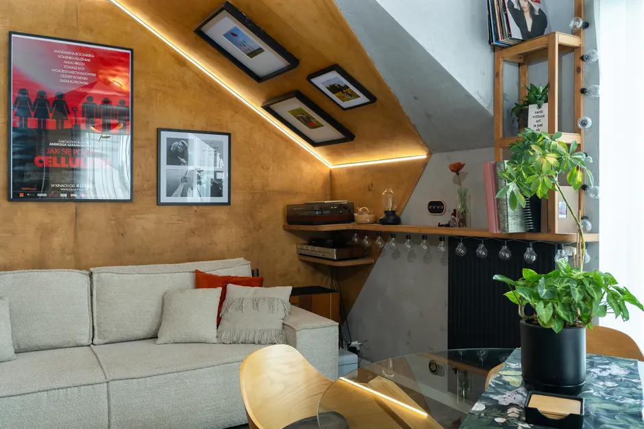 Wohnzimmer Mit Statement Sofa Und Akzentwand Foto 7b8f