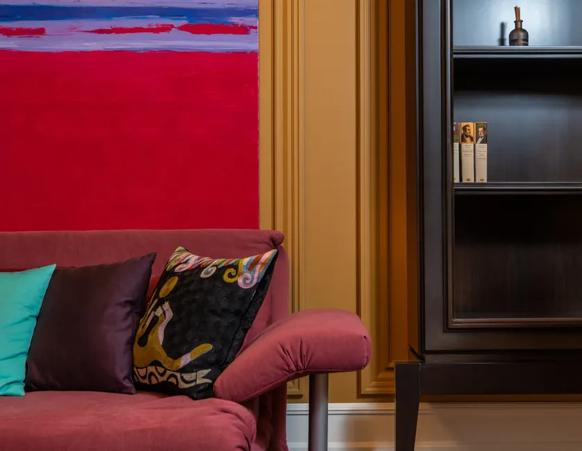 Wohnzimmer Mit Statement Sofa Und Akzentwand Foto 7b8f
