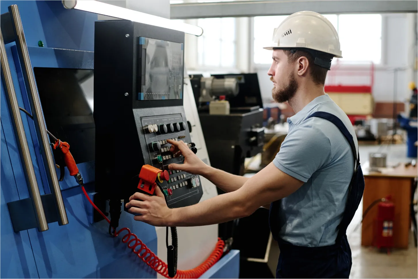 Anlagenfuehrer Bedient Produktionsmaschine Foto