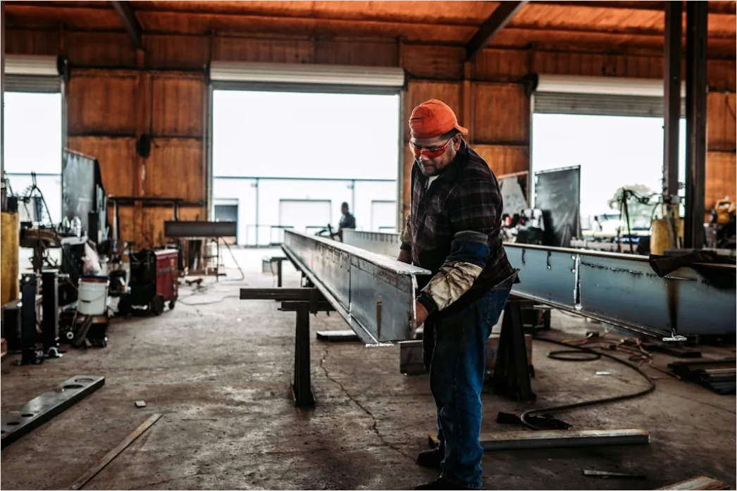 Arbeiter In Grosser Produktionshalle Foto 69b5