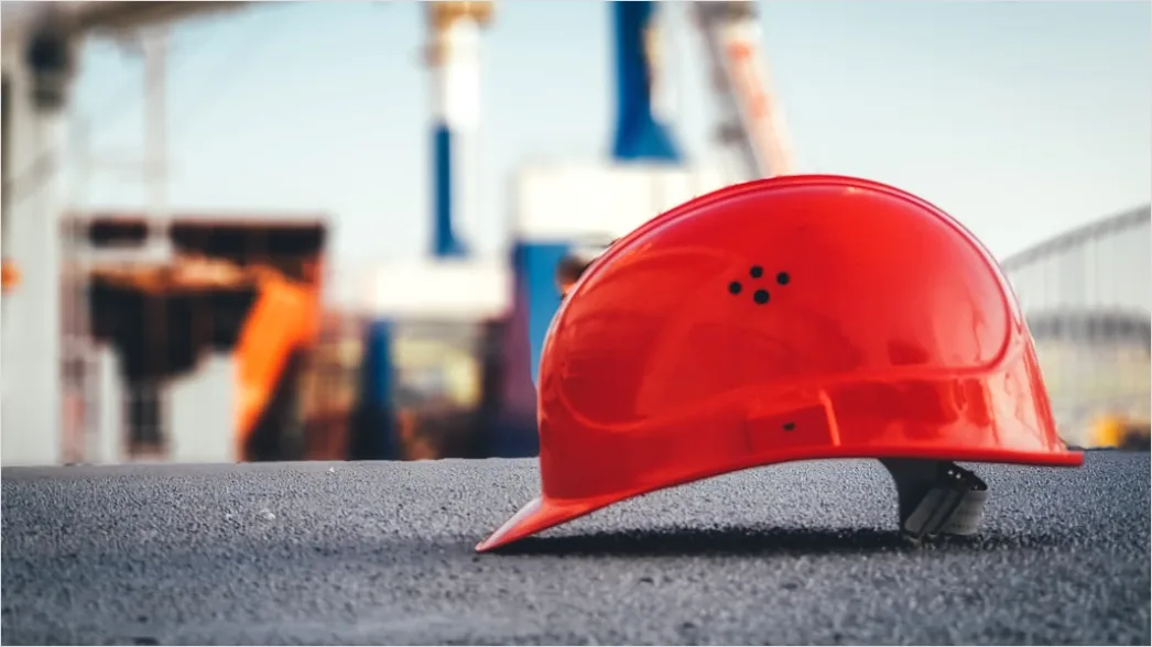 Arbeitssicherheit Unterweisung Schutzhelm Demonstriert Foto Df4b