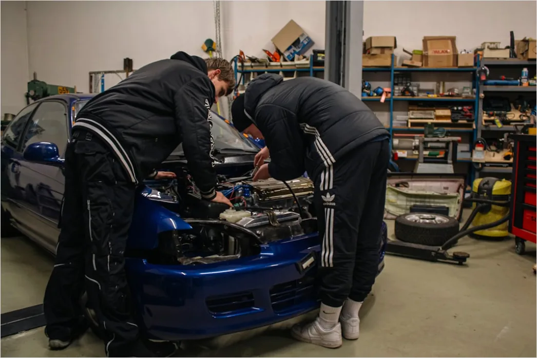 Auszubildende Arbeiten In Werkstatt An Projekt Foto 0a7e