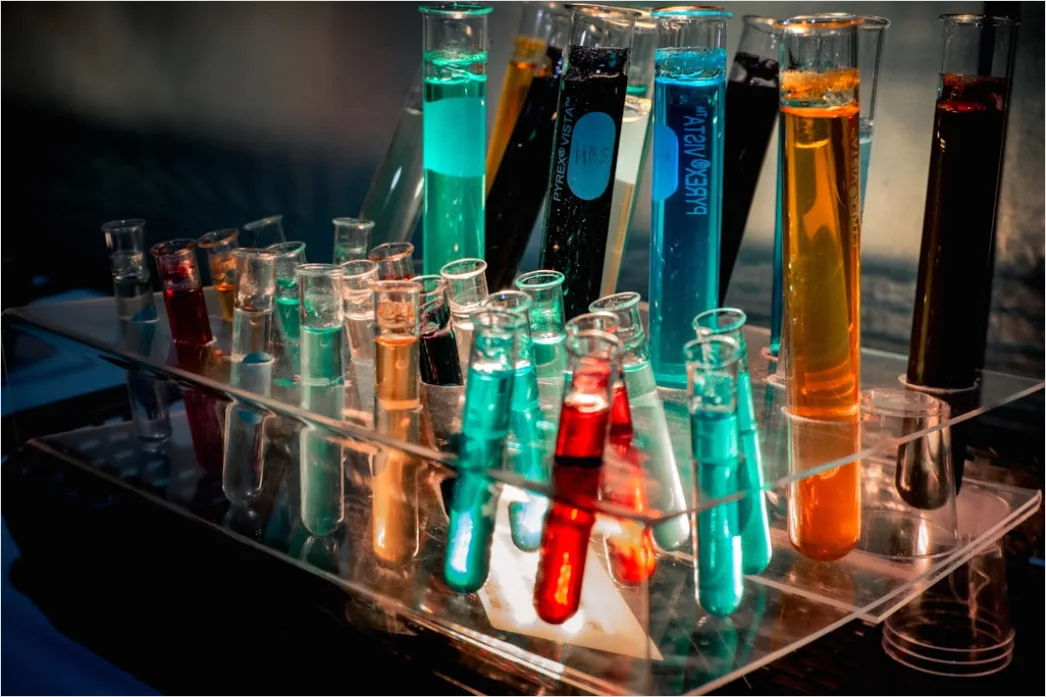 Chemie Experiment Mit Bunten Fluessigkeiten Foto 5ae3