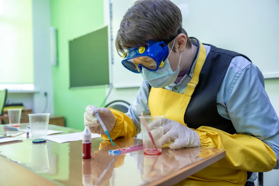 Detail Chemieunterricht Sicherheitsbrille Im Klassenzimmer Foto Number 4