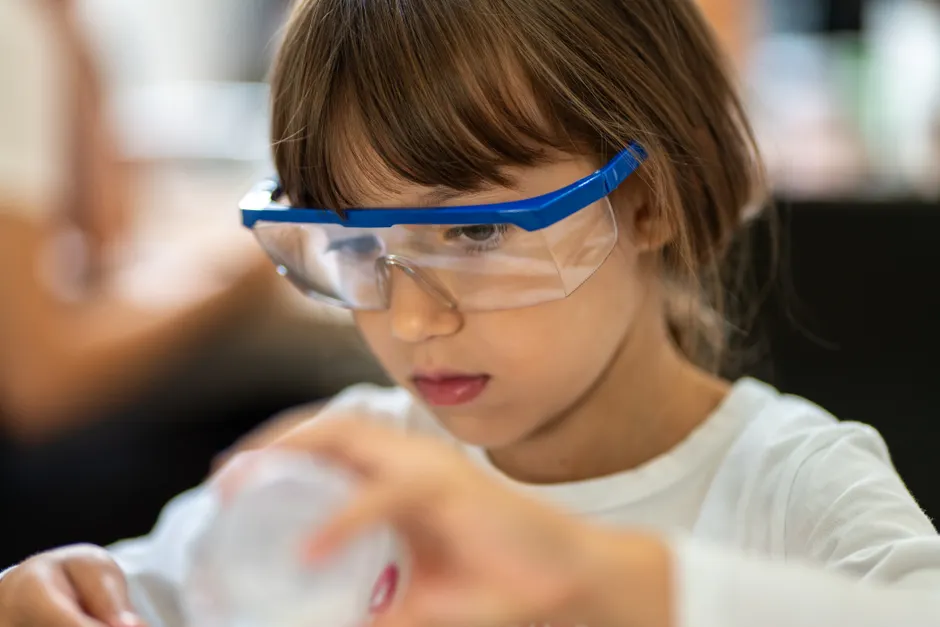 Detail Chemieunterricht Sicherheitsbrille Im Klassenzimmer Foto Number 5