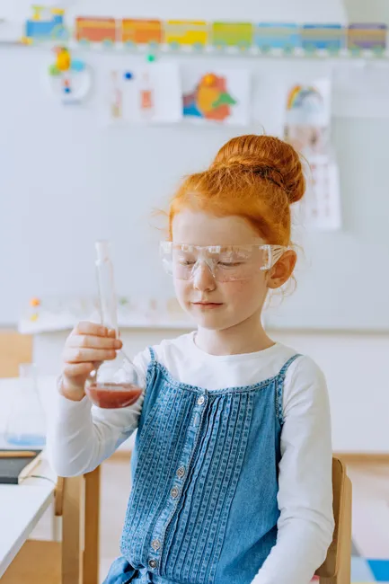 Detail Chemieunterricht Sicherheitsbrille Im Klassenzimmer Foto Number 7