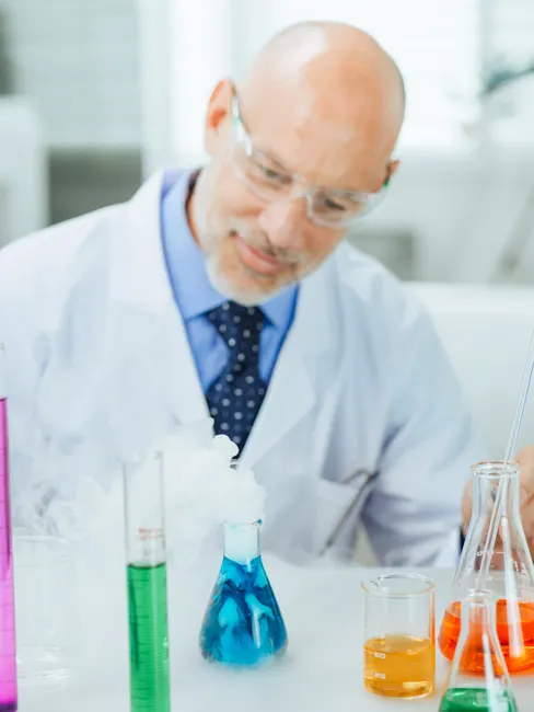Chemiker Mischt Loesungen Im Labor Foto 7b9d