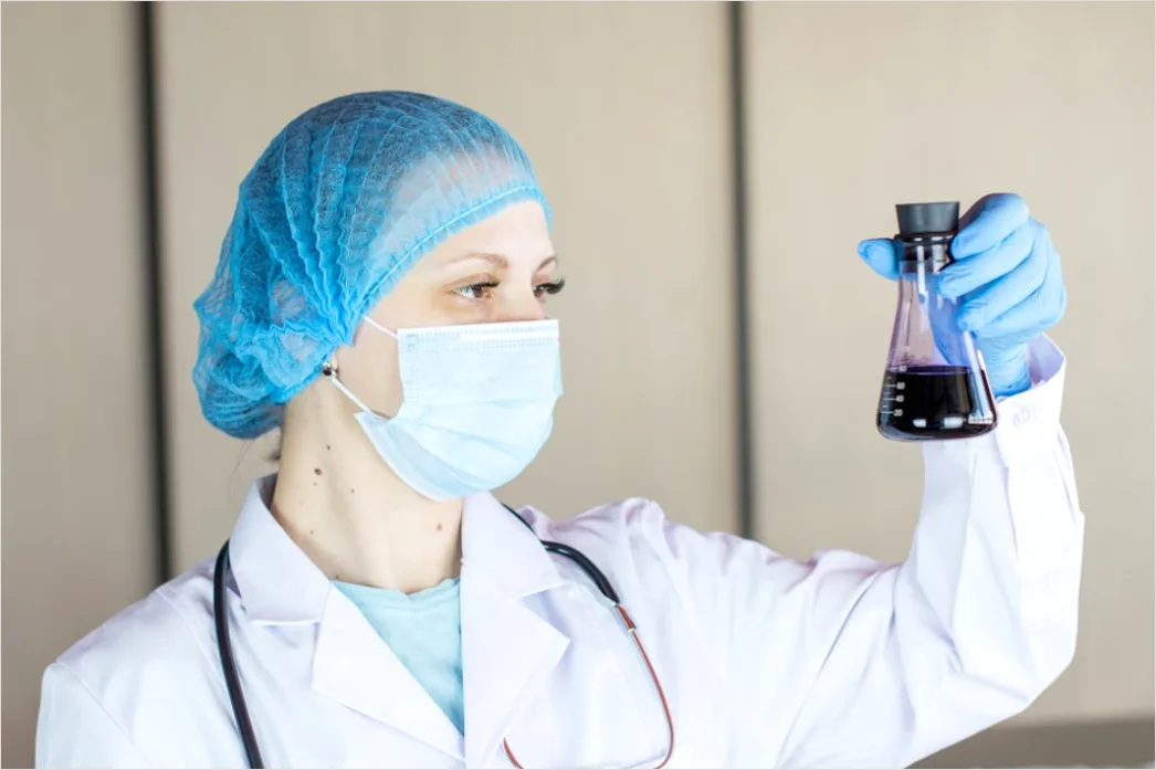 Chemiker Untersucht Substanz Unter Abzug Foto 8525