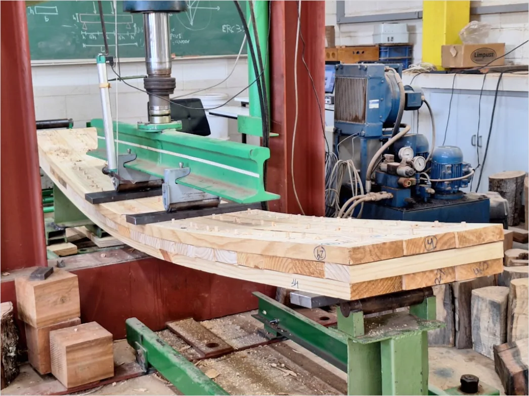 Cnc Fraesmaschine In Moderner Werkstatt Foto 95f8