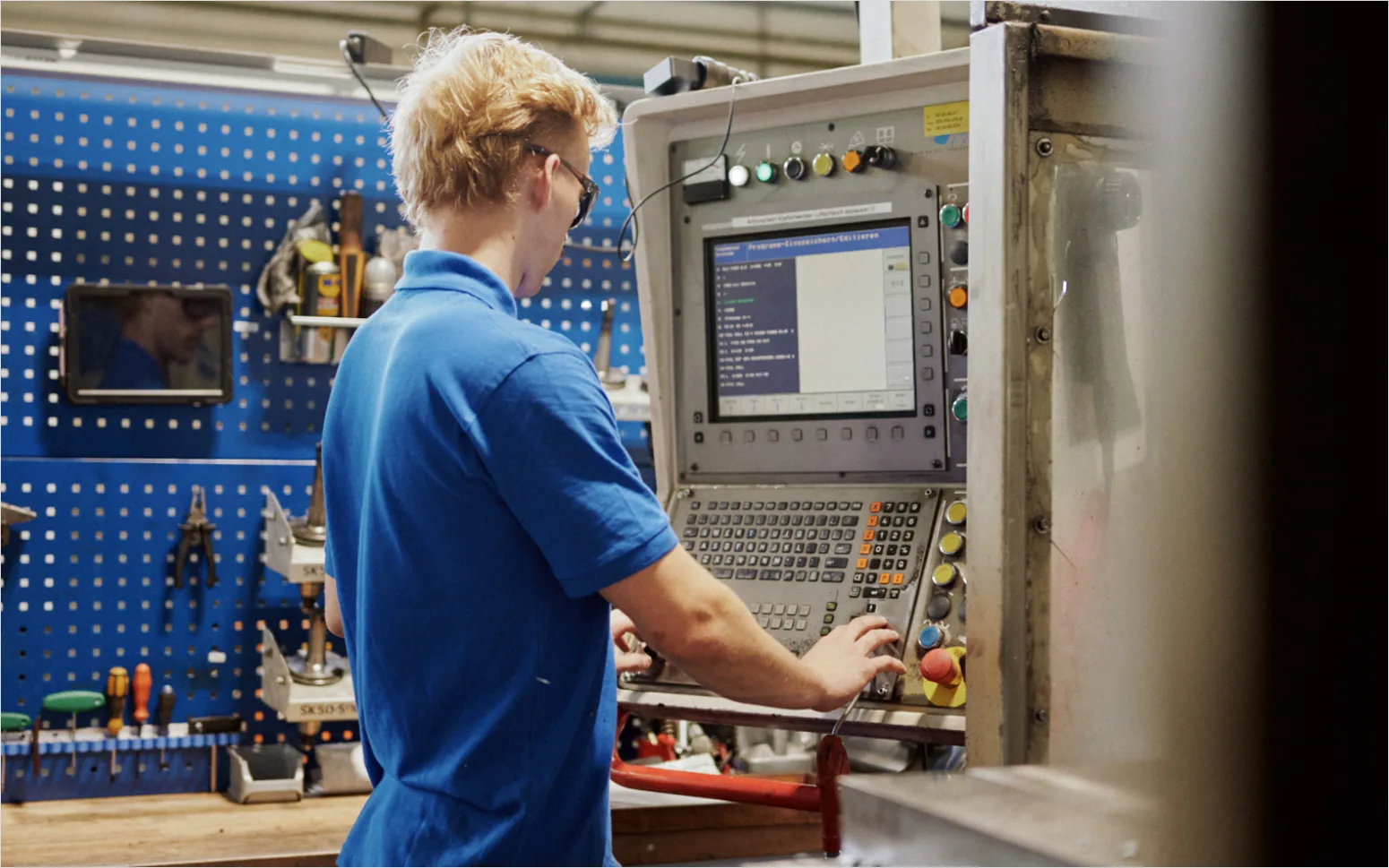 Cnc Maschinenbediener Bei Der Arbeit Foto
