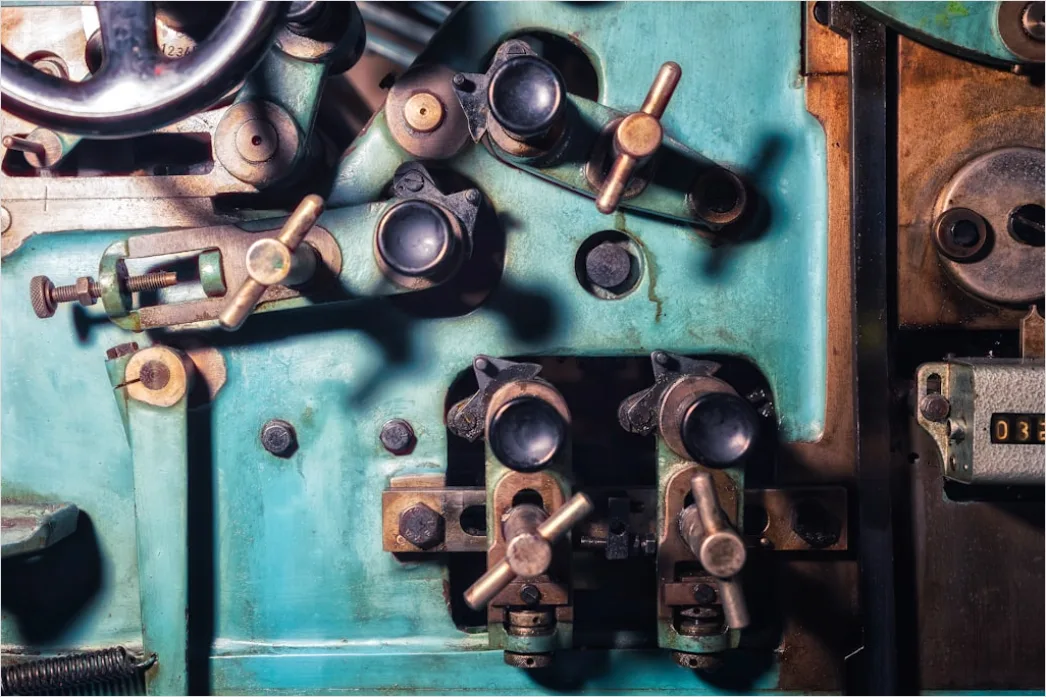 Fertigungsmaschine Mit Metallbauteilen Foto 79f2