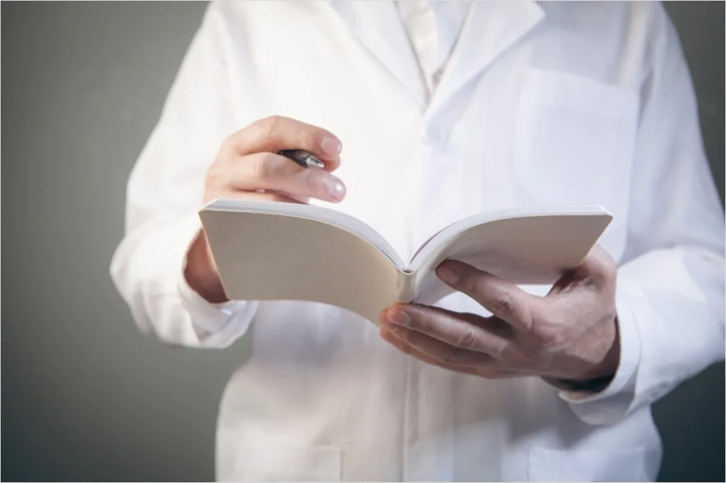 Forscher Arbeitet An Wissenschaftlicher Publikation Foto 6108