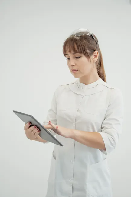Forscherin Dokumentiert Laborergebnisse Auf Tablet Foto D133