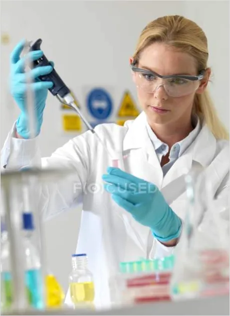 Forscherin Mit Pipette Im Labor Foto
