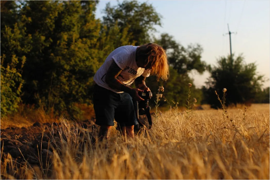 Geologe Untersucht Gesteinsprobe Im Feld Foto