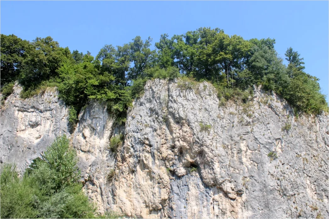 Gesteinsschichten In Felswand Foto
