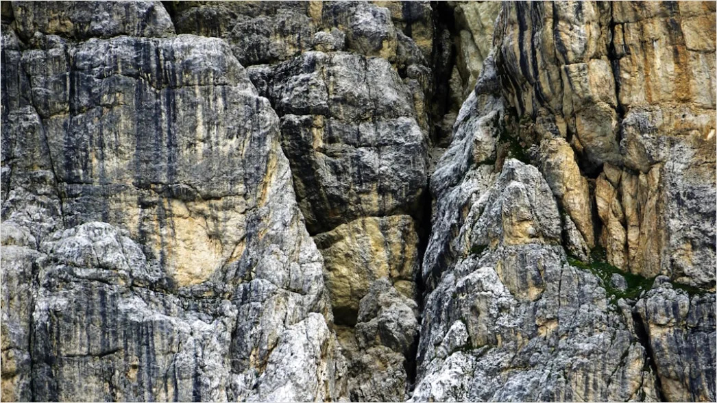 Detail Gesteinsschichten In Felswand Foto Number 4