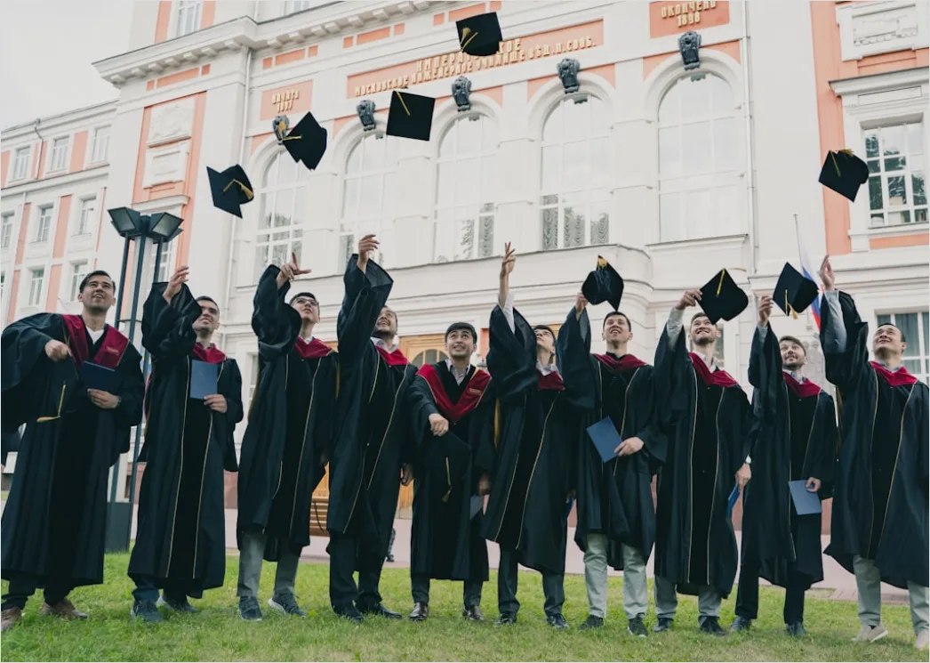 Graduation Gruppe Im Talar Draussen Foto D0a4