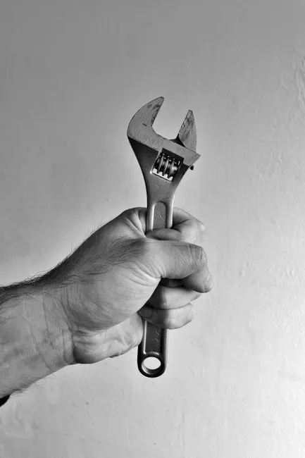 Handwerksmeister Erklaert Werkzeug In Werkstatt Foto 248c