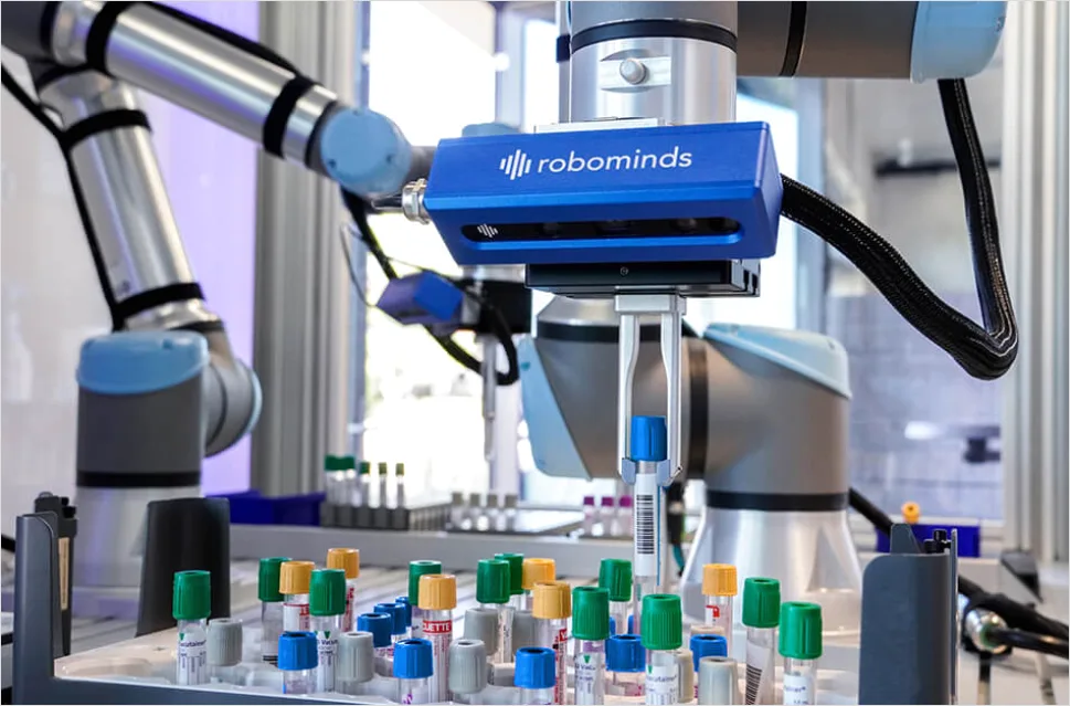 Detail Ingenieur Programmiert Roboter Im Labor Foto Number 11