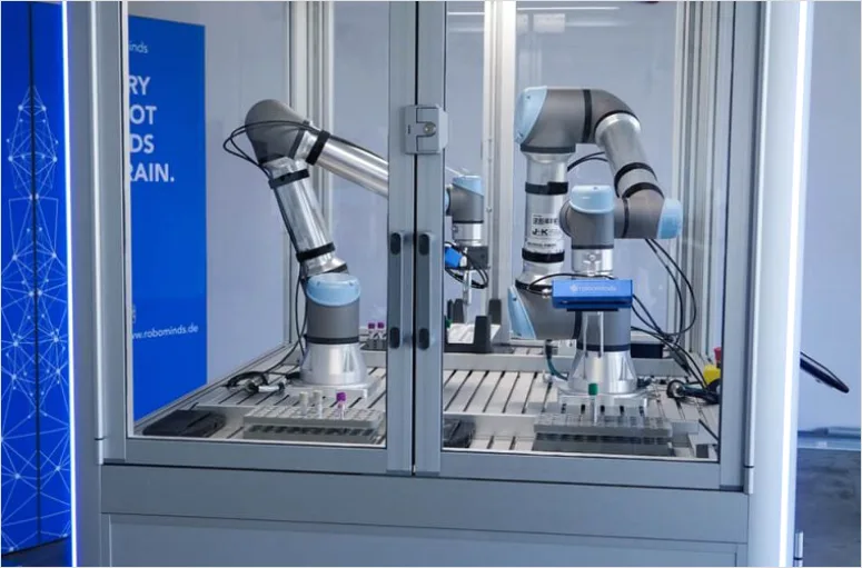 Detail Ingenieur Programmiert Roboter Im Labor Foto Number 12