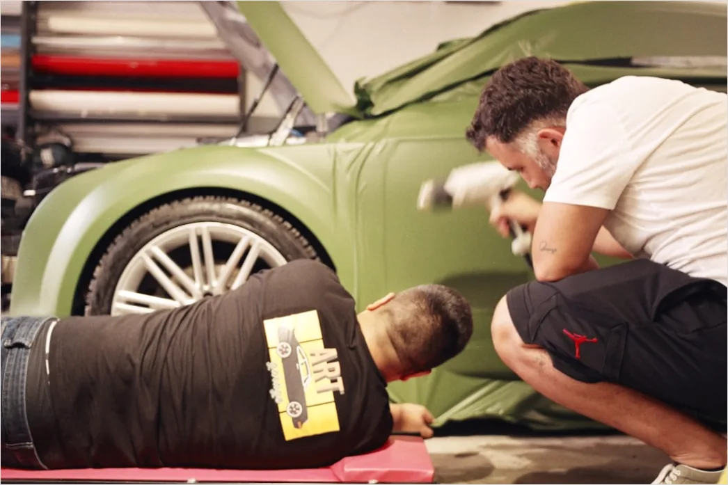 Kfz Ausbildung Mechaniker Lernt Am Motor Foto Adbc