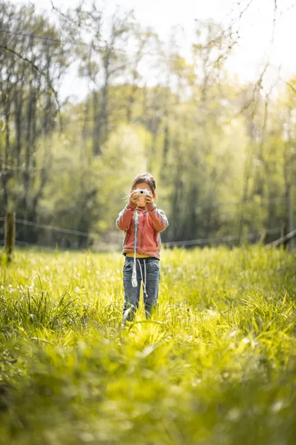 Kinder Entdecken Naturmaterialien Im Waldkindergarten Foto 9eff
