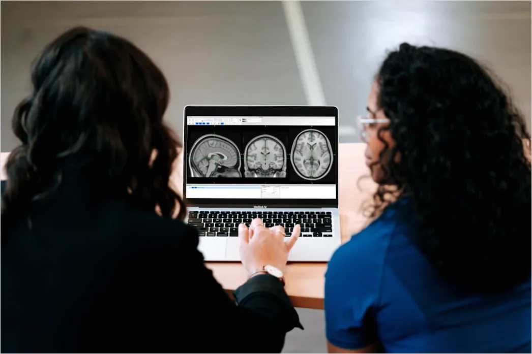 Neurologe Analysiert Mrt Daten Foto 8925