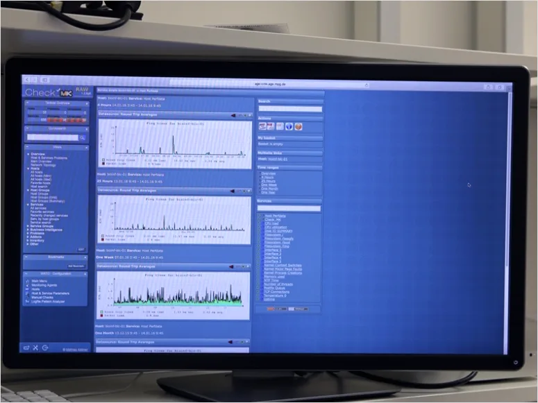 Physiker Analysiert Messdaten Am Computer Foto Ab20