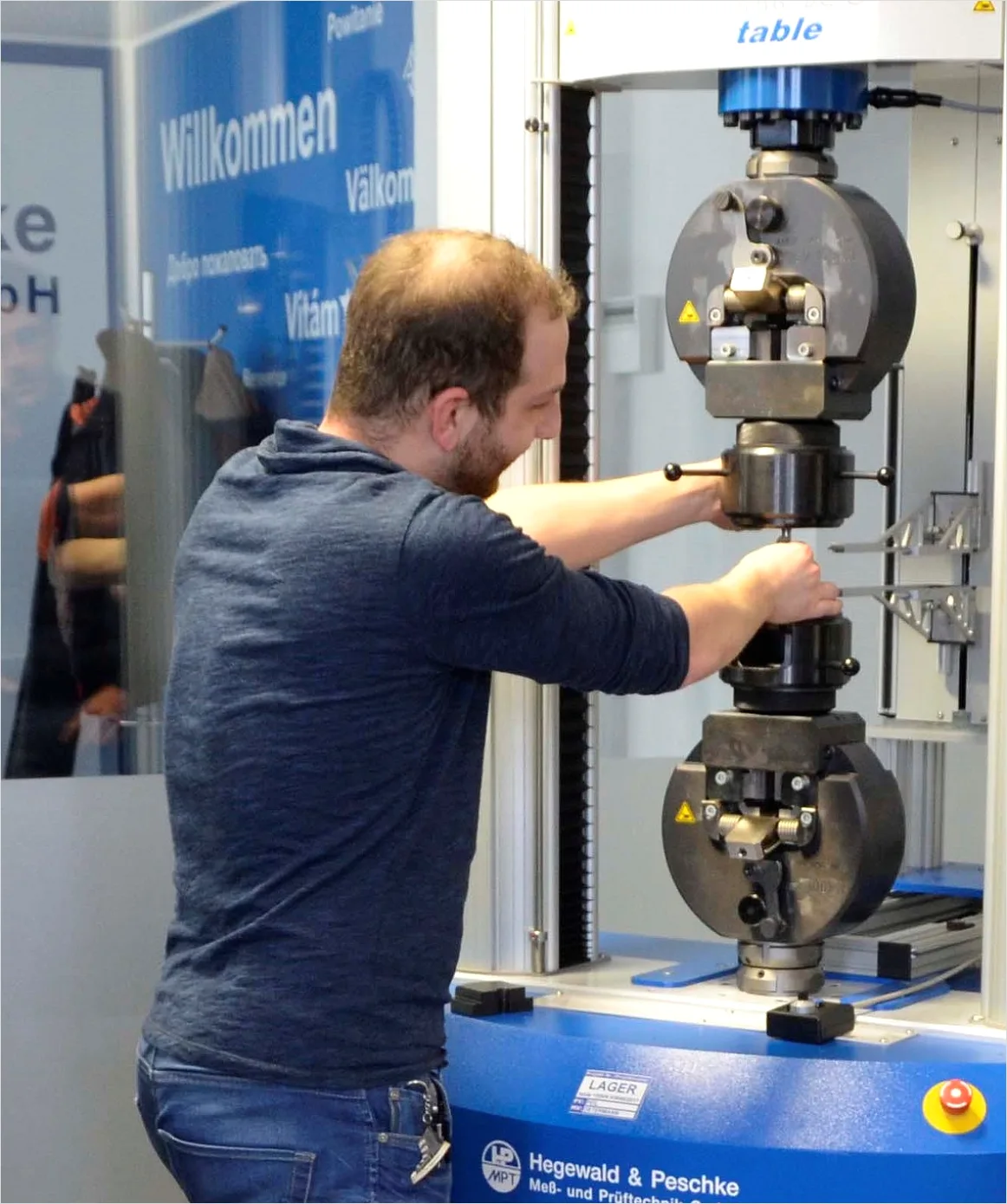 Physiker Untersucht Materialprobe Foto Fad3
