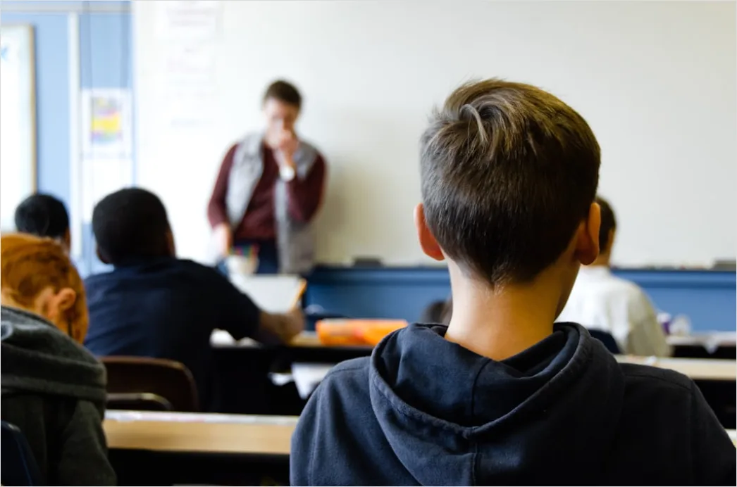 Praktikum Schueler Beobachtet Fachkraft Im Betrieb Foto C422
