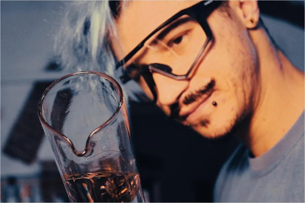 Rauchendes Chemie Experiment Im Labor Foto 560a