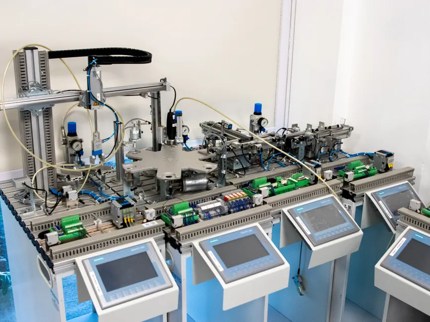 Robotik Labor Mit Automatisierten Maschinen Foto Dd63