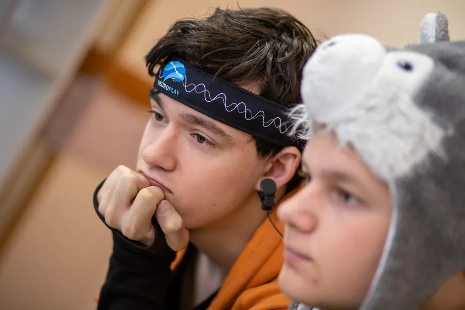 Detail Schüler Nutzt Kopfhörer Geräuschschutz Im Klassenzimmer Foto Number 6